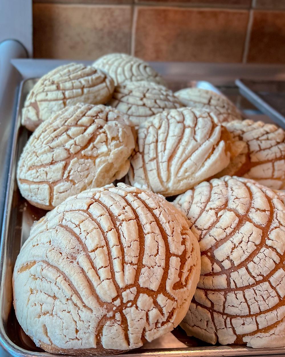 Fotograf&iacute;a de banco con licencia: una charola llena de conchas con la costra de az&uacute;car cuarteada.